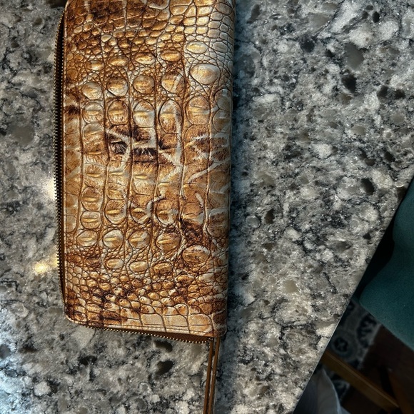 EUC. Brahmin Skyler Croc Embossed leather wallet/wristlet - Picture 4 of 8